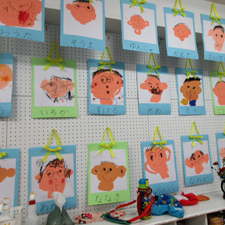 6月の幼稚園は、園児が描いたパパの肖像画が壁面を飾る。(東京中野区・やはた幼稚園の年中クラスで)