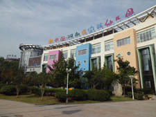 特大モニターも備えた園児2000人の河南省実験幼児園。